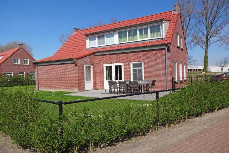 Ferienhaus mit Terrasse und Garten