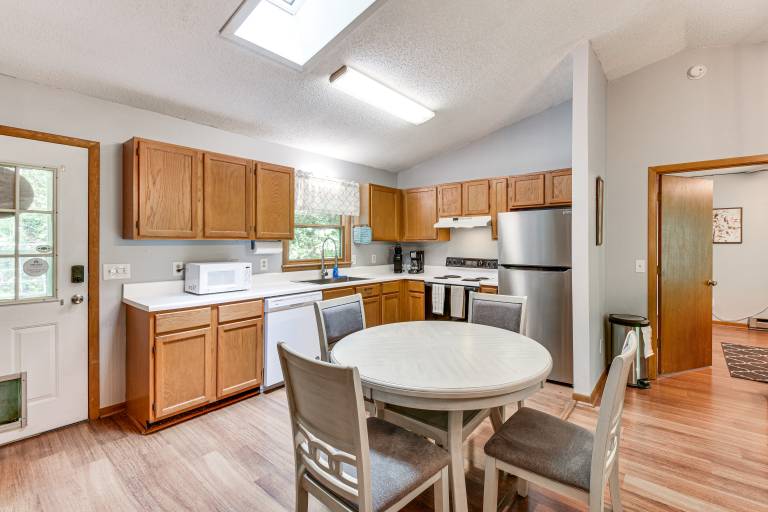Cozy Franklin Retreat w/ Deck - 5 Mi to Downtown! — photo 3