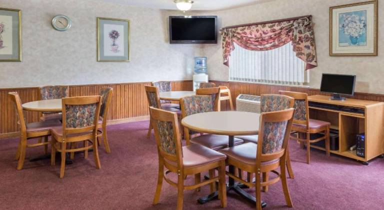 Days Inn & Suites by Wyndham Davenport East — photo 4