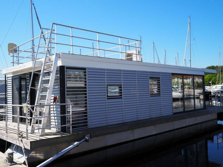 FLOATING 44 in Boltenhagen - festliegendes Hausboot in der Weißen Wiek — photo 2