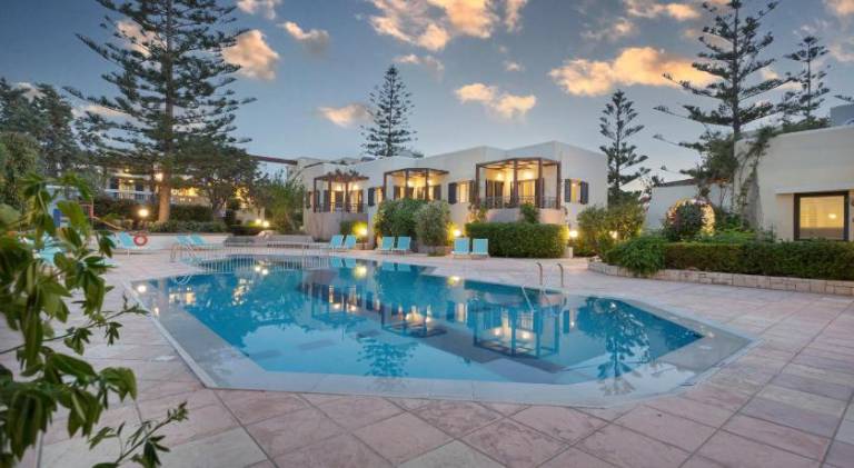 Serviced apartment with pool, yard & patio | Pet-friendly — photo 2