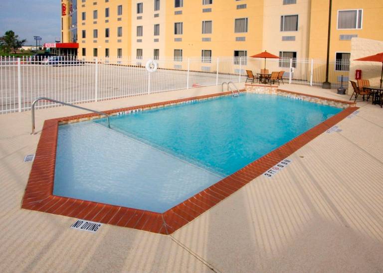 Red Roof Inn & Suites Beaumont — photo 3