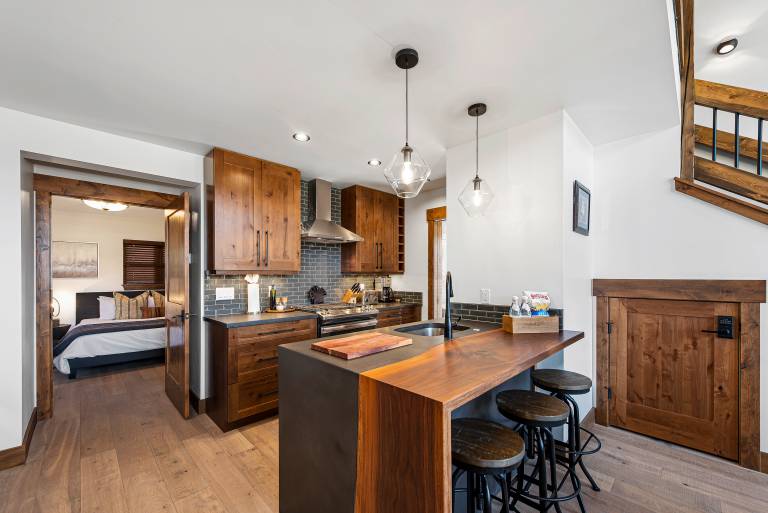 The Bear's Getaway - Jacuzzi, Indoor/Outdoor Fireplace, Fantastic Location! — photo 4