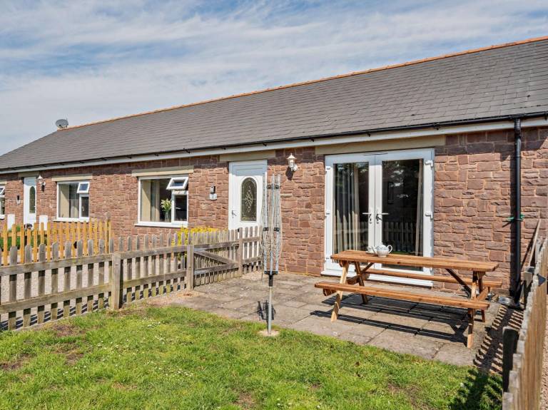 Vacation home with yard in Gloucester