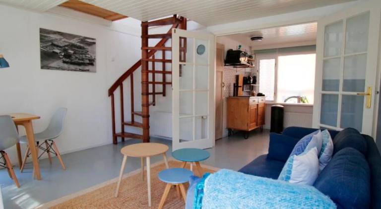 Houseboat apartment with water terrace, free bikes & fast wifi — photo 2