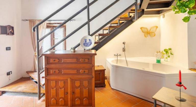 House with hot tub — photo 2