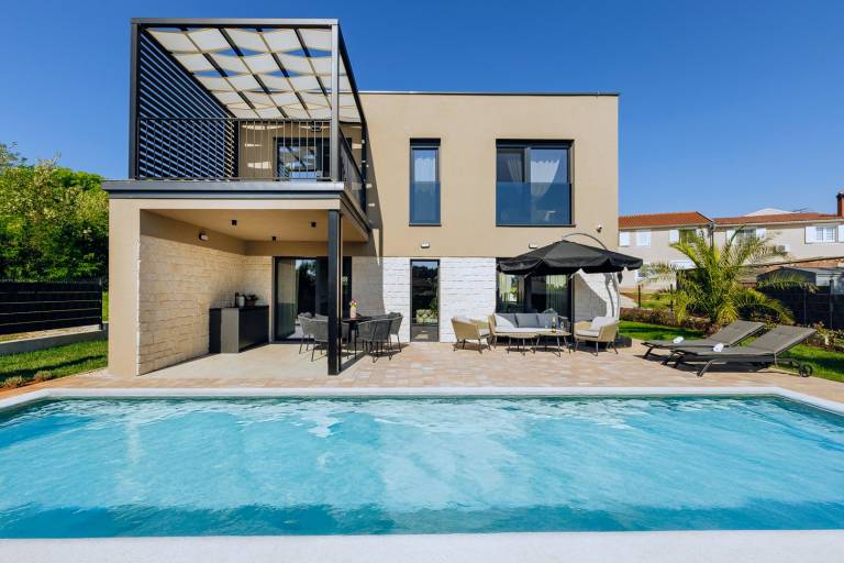 Villa with private pool, patio & yard in Porec