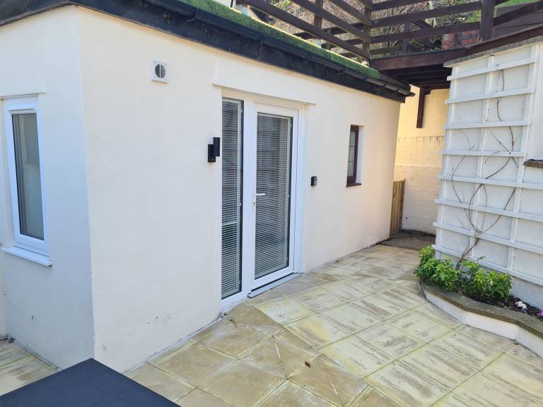 Cottage with yard — photo 3