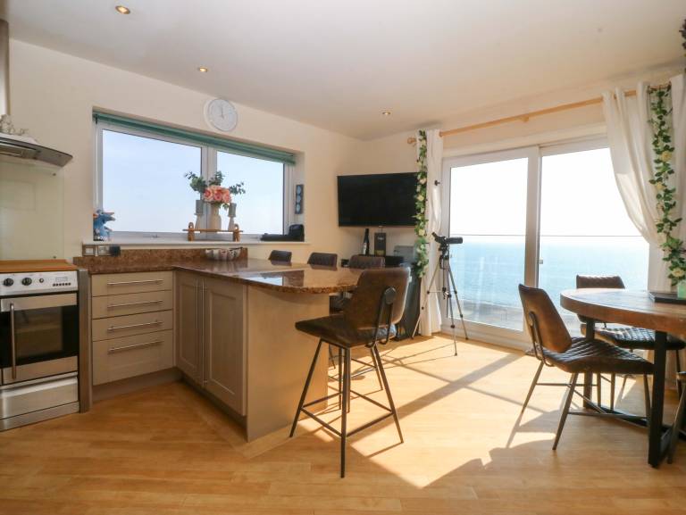 Cottage with terrace & yard | Beach view | Beach nearby | Pets are welcome — photo 2