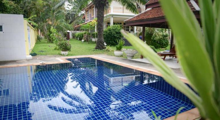 Charming villa with pool, hot tub & yard | Dogs allowed — photo 3