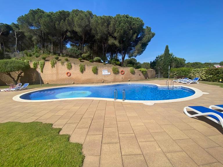Apartment 'Apartamento-loft, Lloret De Mar' with Shared Pool, Wi-Fi and Air Conditioning — photo 2