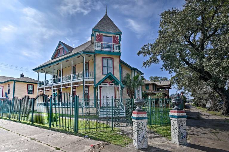Sun, Surf & More! Spacious Group Home in Galveston in Galveston, TX
