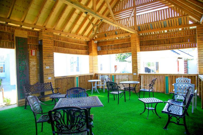 Lodge with hot tub & garden — photo 3