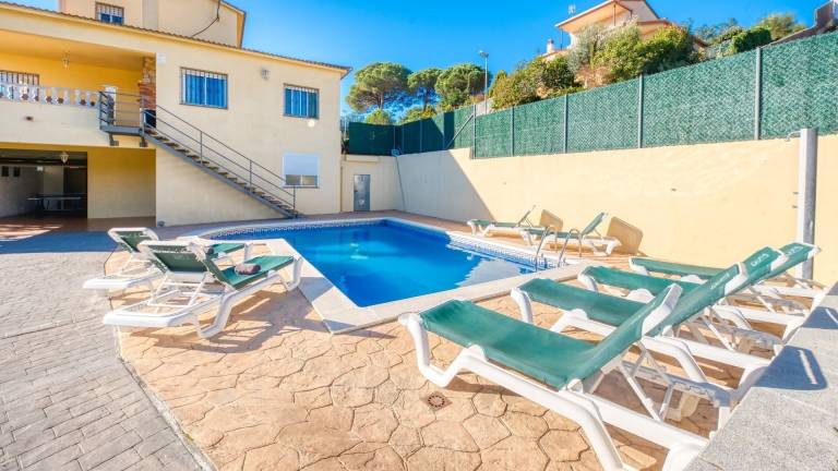 Villa with yard, patio & private pool | City view — photo 3