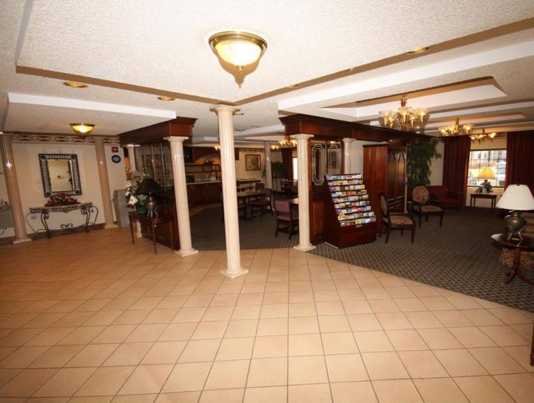 Gateway Inn and Suites Clarksville — photo 4