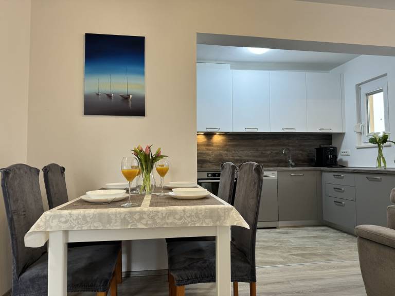 Holiday apartment with garden & barbecue | Garden view — photo 5