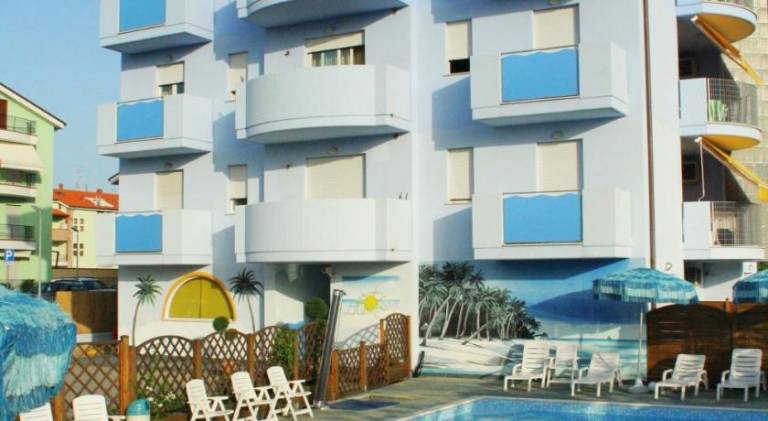 Serviced apartment with garden, patio & pool — photo 2