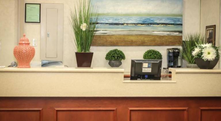 Continental Inn & Suites — photo 4