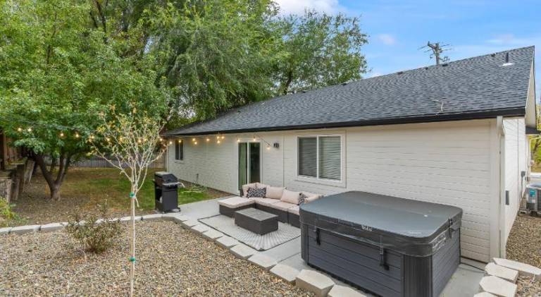 House with hot tub | Pets allowed — photo 5