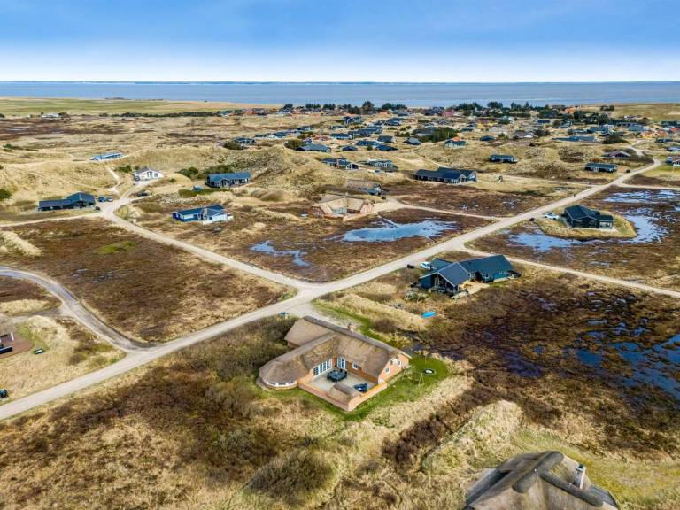 Child-friendly nice vacation home with patio, private pool & sauna | Beach nearby | Pets are welcome — photo 4