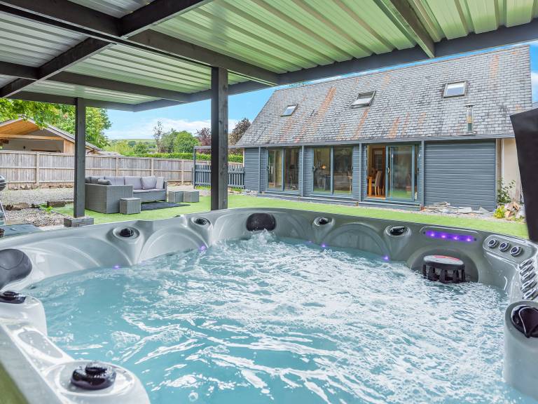Family-friendly cottage with barbeque, jacuzzi & yard | Pet-friendly in Carmarthen