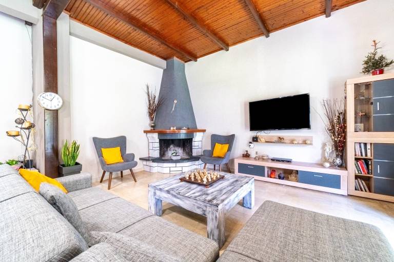Pet-Friendly Apartment Giourgas House with Mountain View & Terrace — photo 4