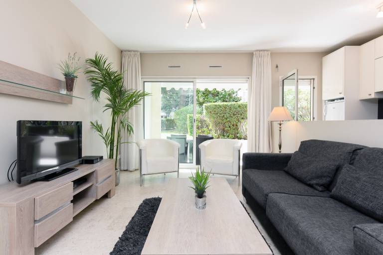 Child-friendly lovely rental apartment with garden & pool | Next to the beach | Pets are welcome in Mougins