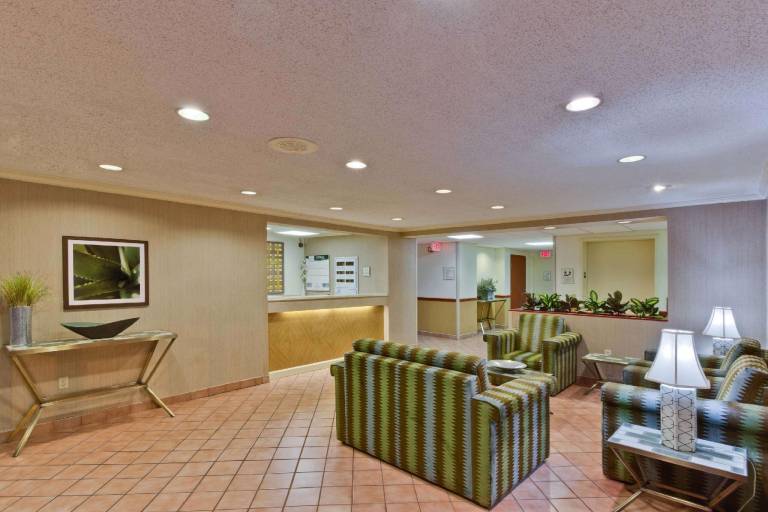 La Quinta Inn & Suites by Wyndham Lakeland East — photo 3