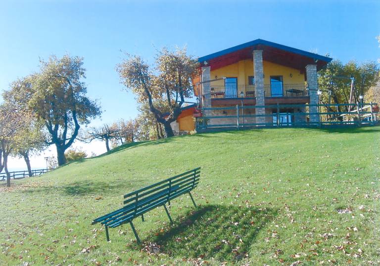 La Fiocchina - magic place (studios & apartments inside the middle of Garda Lake between sky & water): Monolocale BLUE acqua (2 PAX - piano terra con patio colazione lato giardino/lago) add room (family 4 PAX con servizi in comune) — photo 4