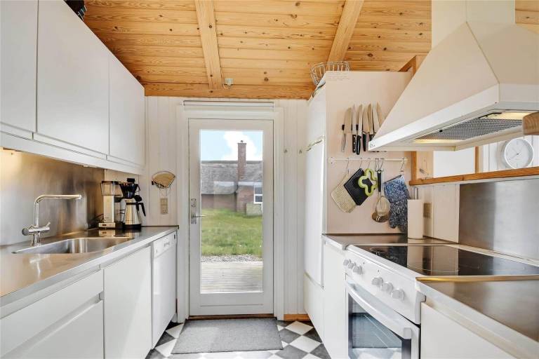 Vacation home with patio, sauna & hot tub — photo 2