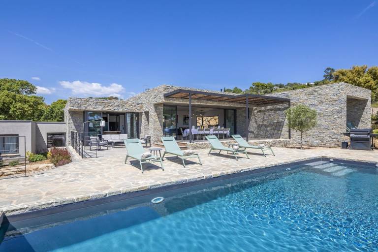 Villa with garden, terrace & private pool — photo 2