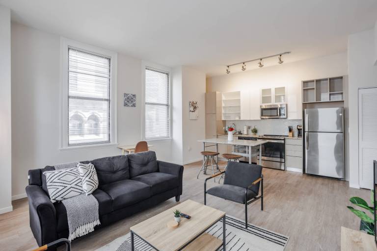 CozySuites Sky Central 2BR 1Bath w gym