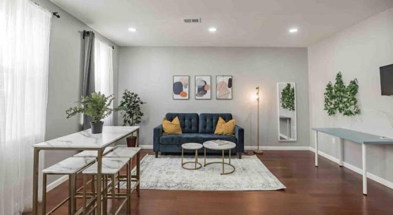 Large and Sunny 1BR - Center City - Sleeps 4 in Philadelphia, PA