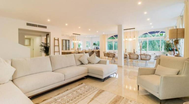 Villa with pool — photo 4