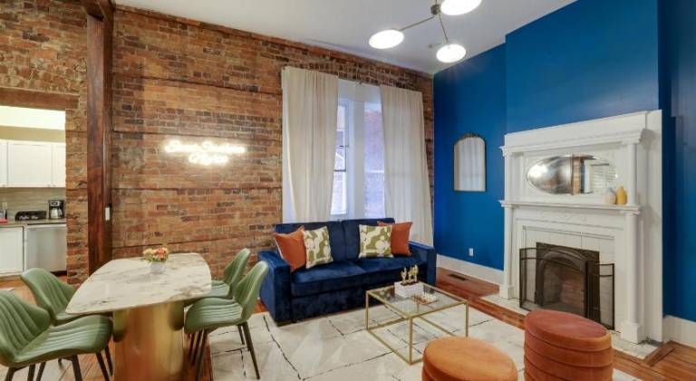 Fully equipped spacious holiday apartment with terrace | Pets are welcome in Savannah, GA