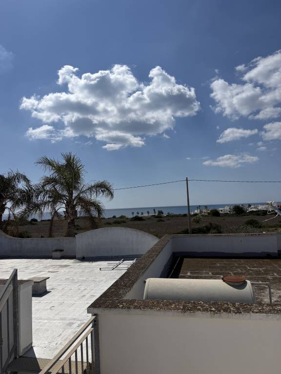 House with garden | Beach view — photo 3