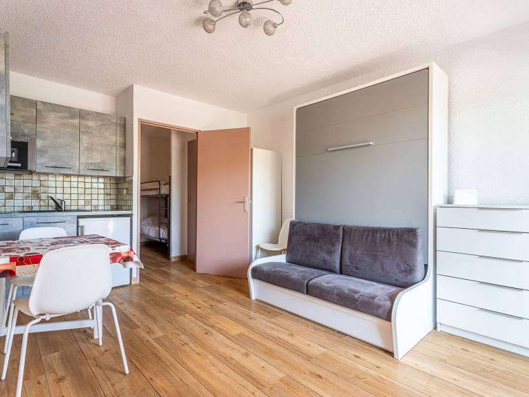Apartment with patio & yard | Nature view — photo 3