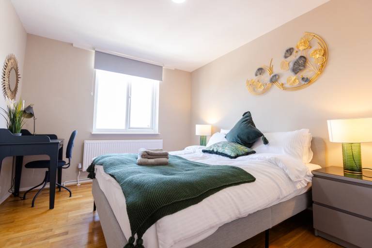 Apartment Sleeps 6 Parking WiFi