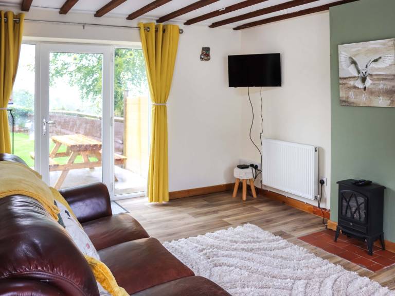 Family-friendly cottage with yard & hot tub | River view | Pets are welcome — photo 3