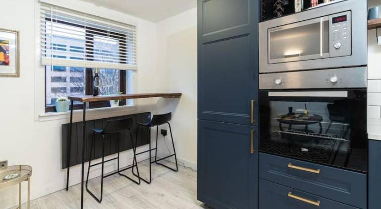 Stylish City Pad with Free Private Parking — photo 3