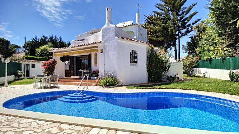 Pet-Friendly Beautiful Villa Palmeire Galé Beach with WiFi, Balcony, Garden, Terrace & Pool in Albufeira