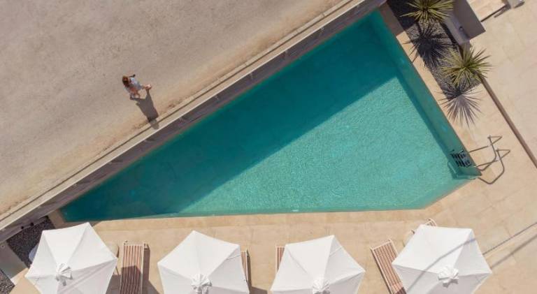 Serviced apartment with yard, pool & terrace in Kavala
