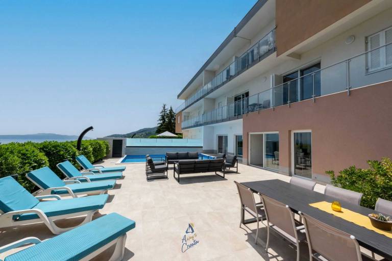 Modern 5-BR Villa for 10 with heated Pool and Jacuzzi — photo 3