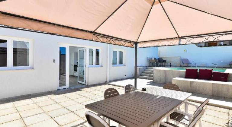 Vacation home with garden & patio — photo 4