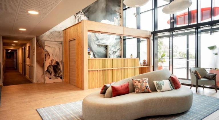 Beautiful serviced apartment with patio & yard | Pets allowed — photo 3