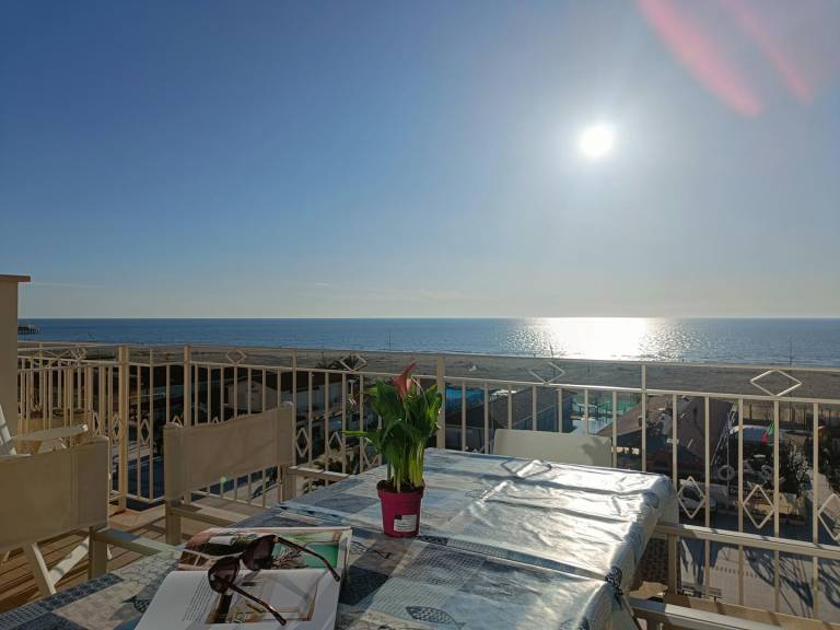 Seafront apartment with sea-view terrace – Lido di Camaiore — photo 4