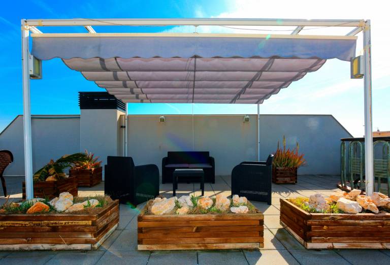 Holiday apartment with yard, BBQ & patio — photo 2