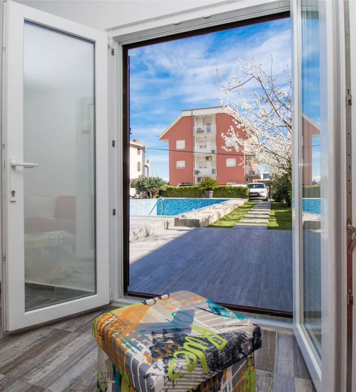 Charming holiday apartment with yard, private pool & patio | Pool view | Beach nearby | Pets allowed — photo 2