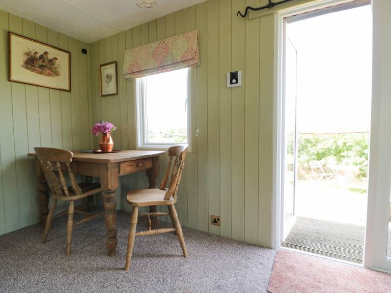 Cottage with yard — photo 5