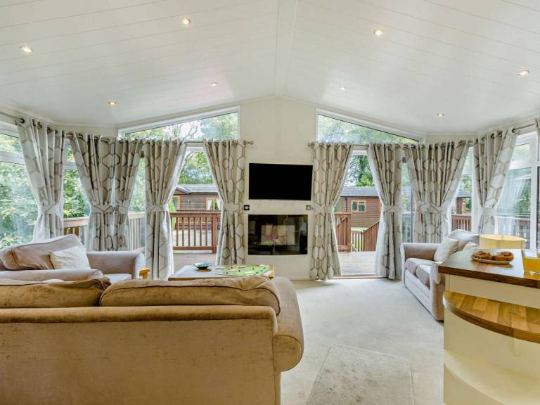 Fully equipped lovely lodge with patio, jacuzzi & yard | Dogs allowed — photo 4